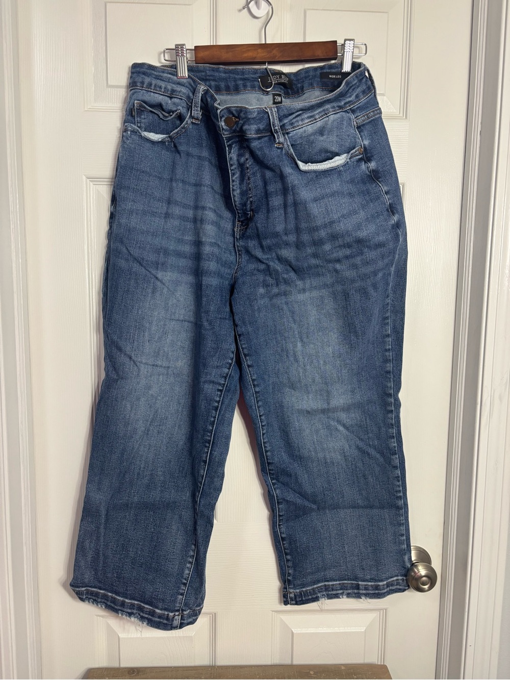 Judy Blue women’s wide leg cropped Blue Washed Denim Jeans